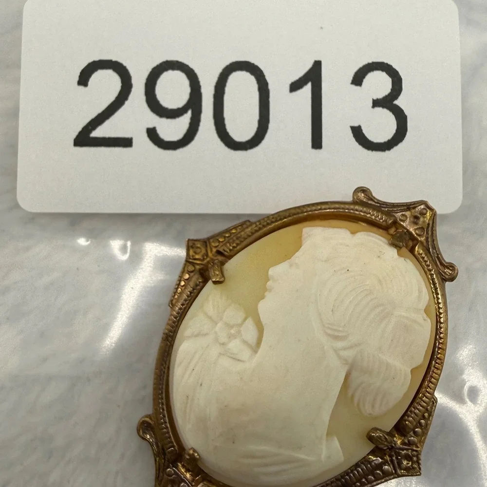 Vintage Cameo Brooch Gold Tone Carved Shell